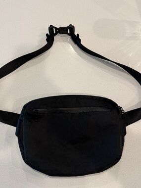 NWOT ALPAKA Black Men's Sling Belt Bag - A4